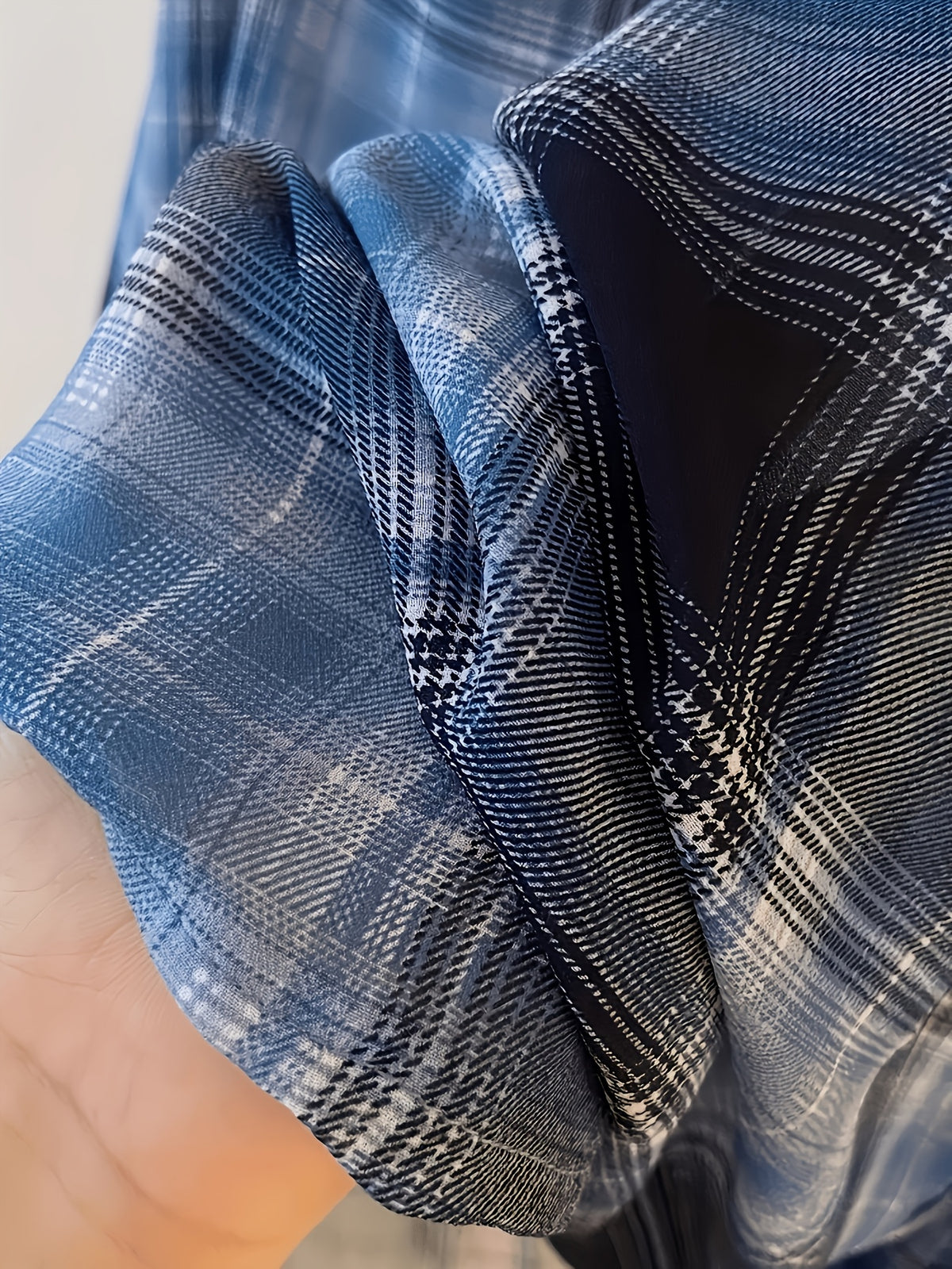 Chemise grande taille à carreaux, coupe oversize, boutonnage, détail du tissu