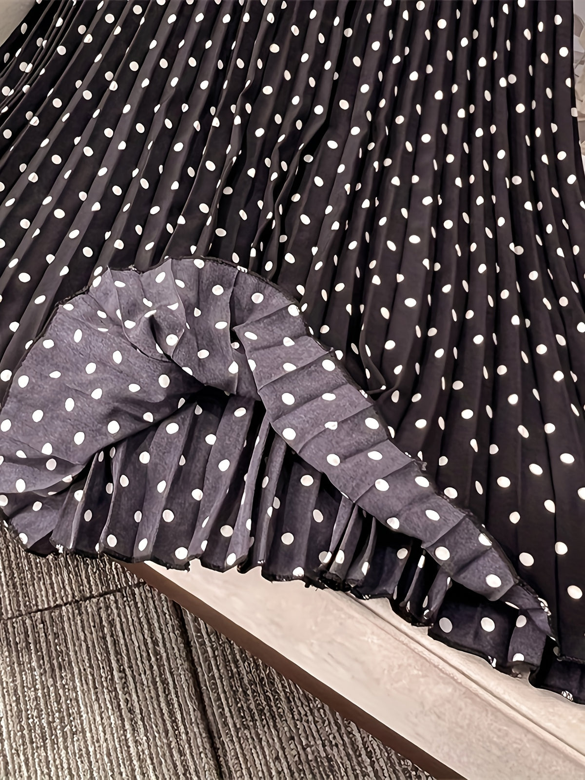Jupe grande taille à pois, plissés, détail du tissu