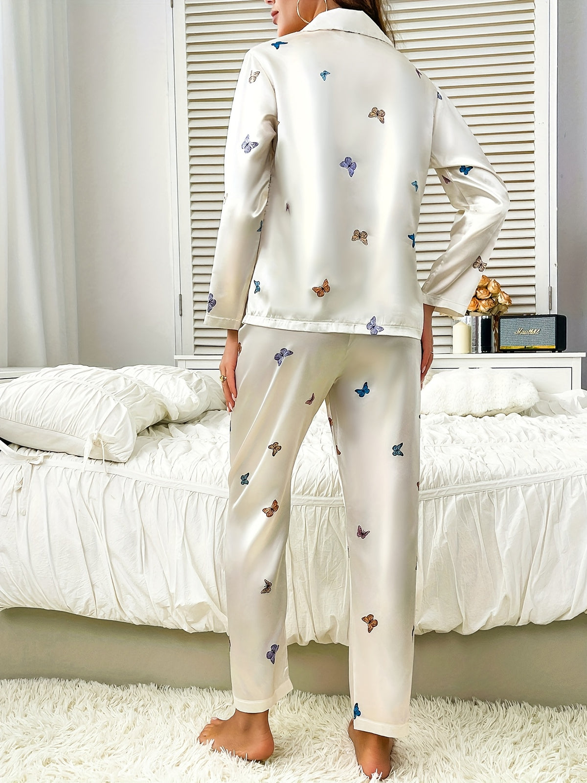 Pyjama grande taille en satin à imprimé fleuri, tombé fluide, porté de face