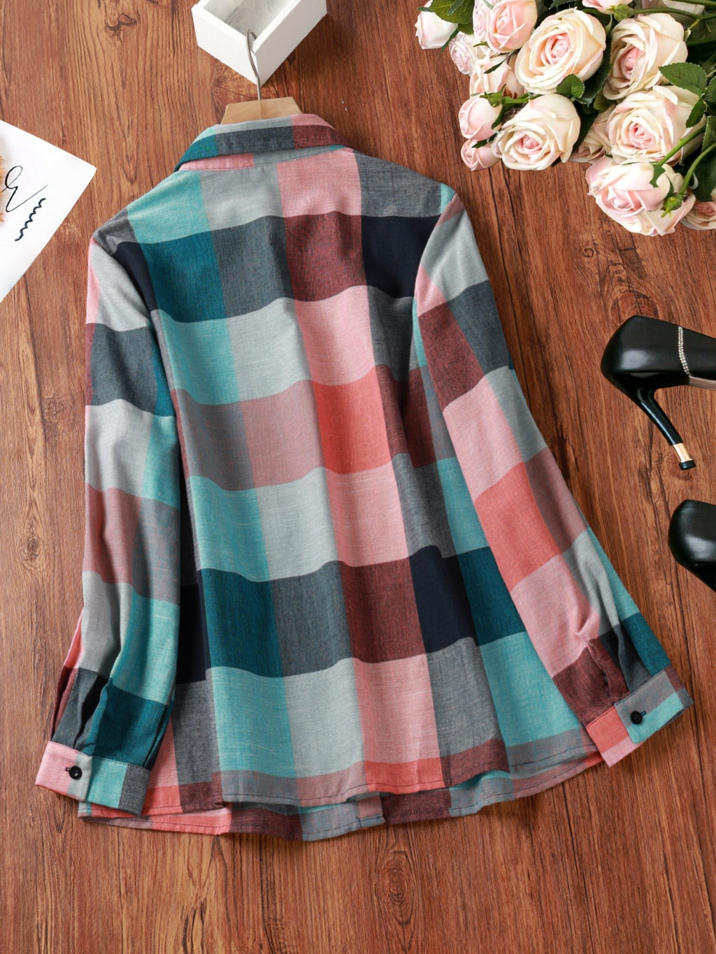 Chemise grande taille à carreaux, coupe droite, manches longues, tombé fluide, porté de face
