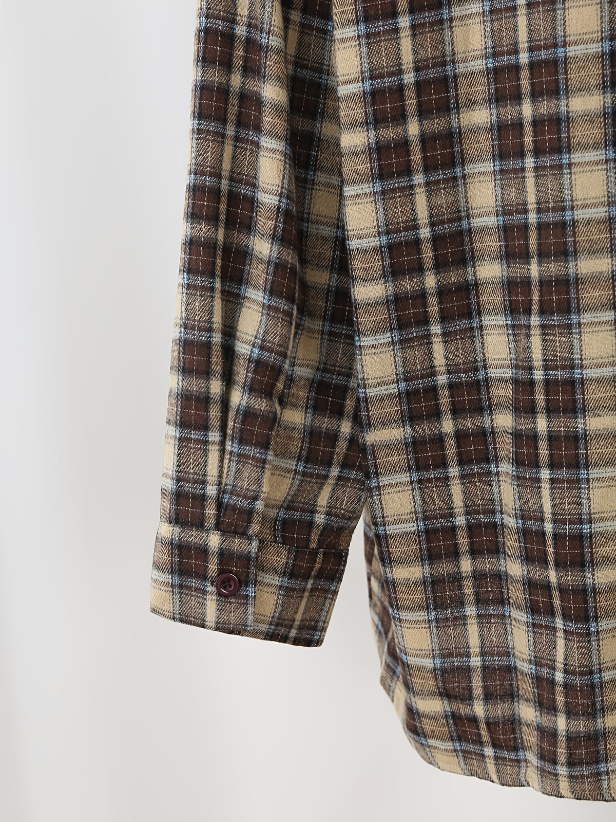 Chemise grande taille à carreaux, coupe oversize, boutonnage, manches longues, détail du col
