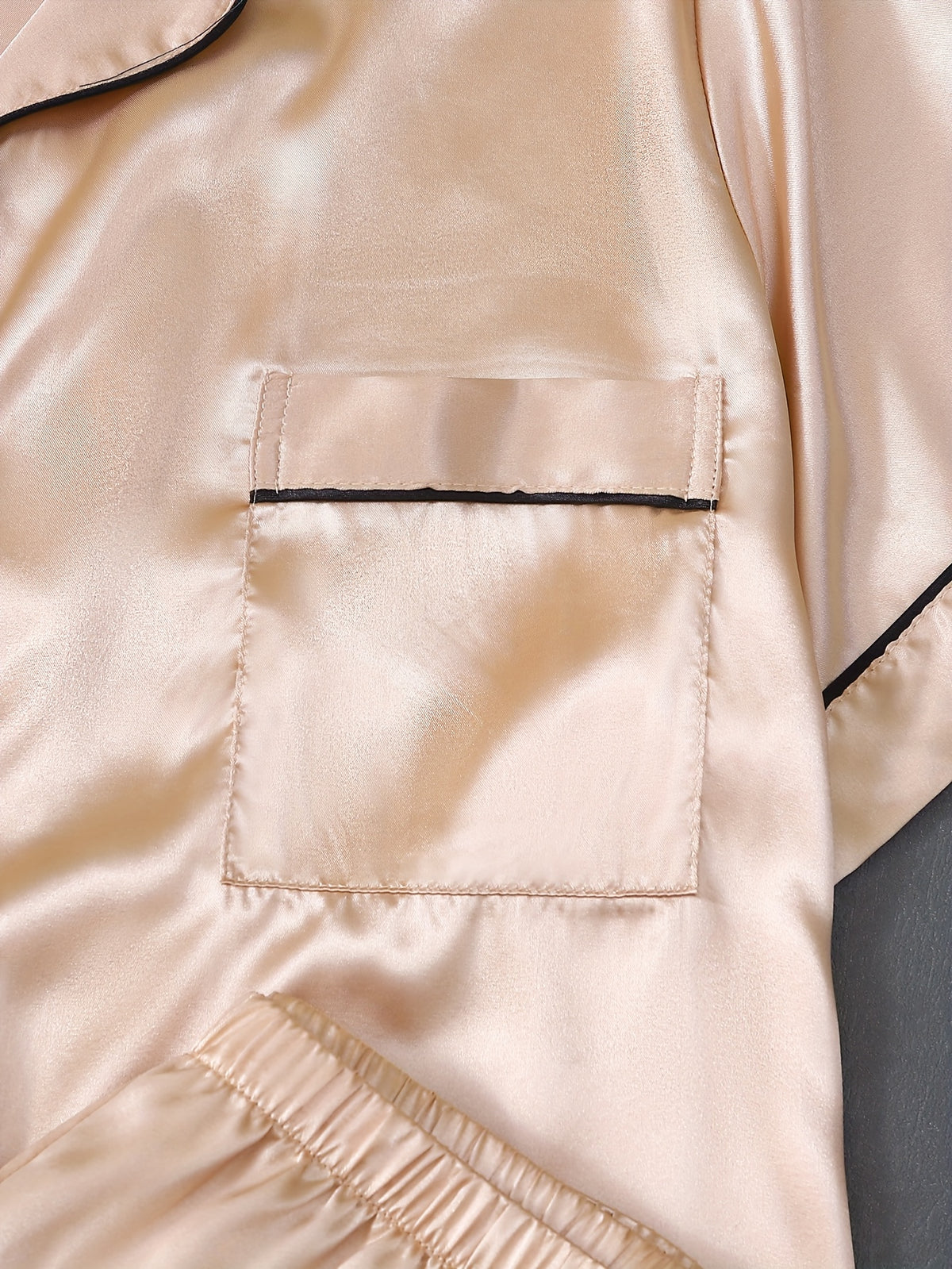 Pyjama grande taille en satin, poches plaquées, manches courtes, tombé fluide, détail du tissu