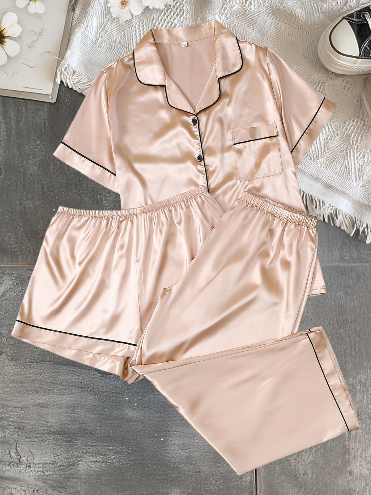 Pyjama grande taille en satin, poches plaquées, manches courtes, tombé fluide, porté de face