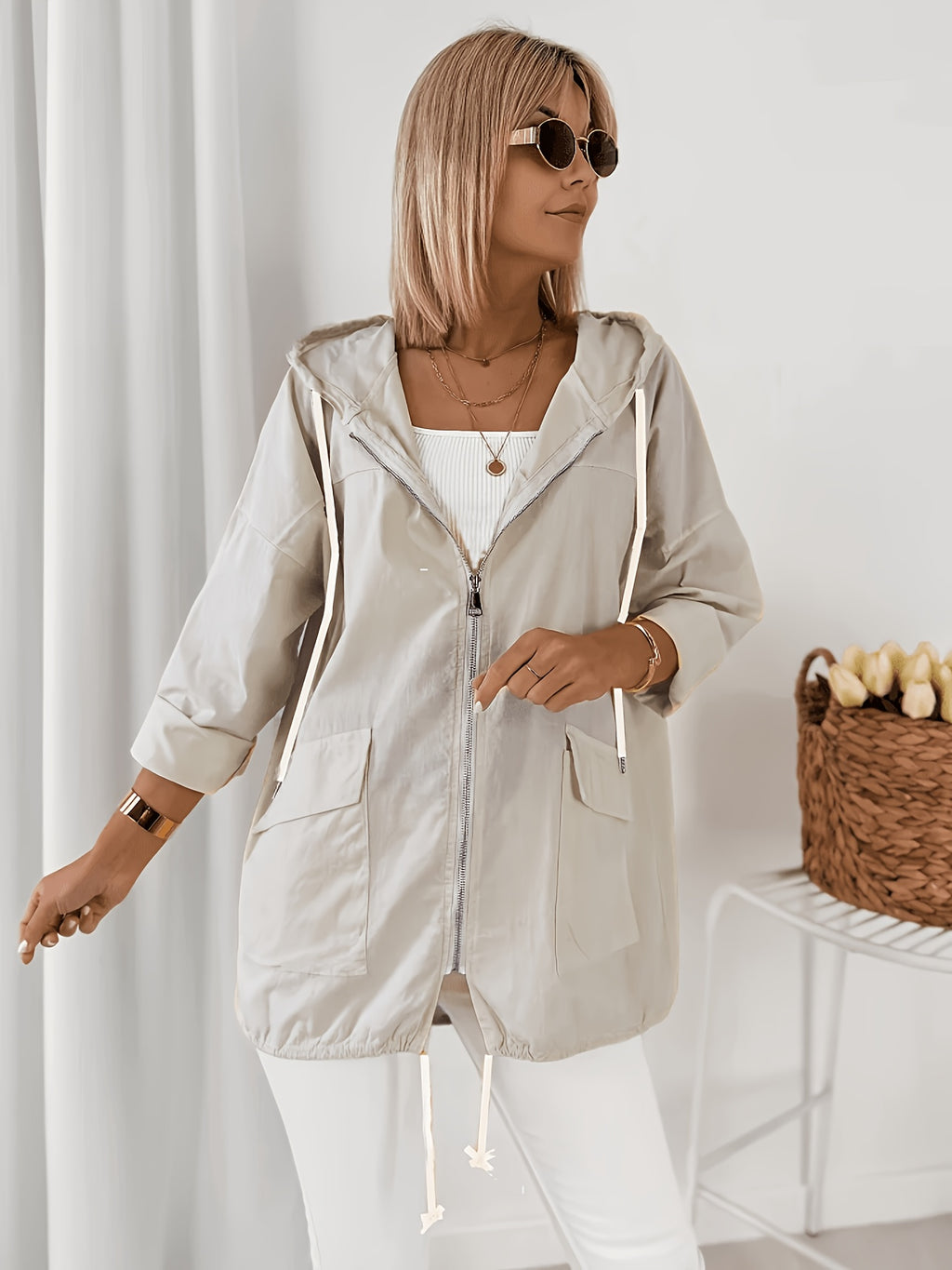 Veste grande taille, coupe oversize, capuche, tissu léger, détail du tissu
