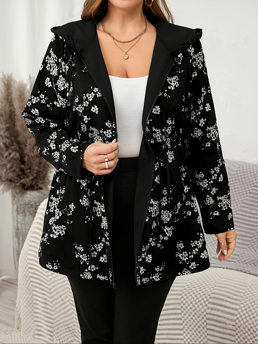 Veste grande taille, capuche, poches plaquées, esprit décontracté, porté de face