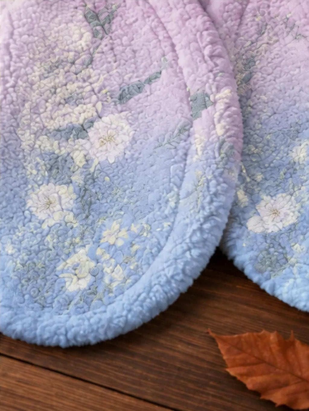 Cape grande taille à imprimé fleuri, coupe oversize, détail du tissu
