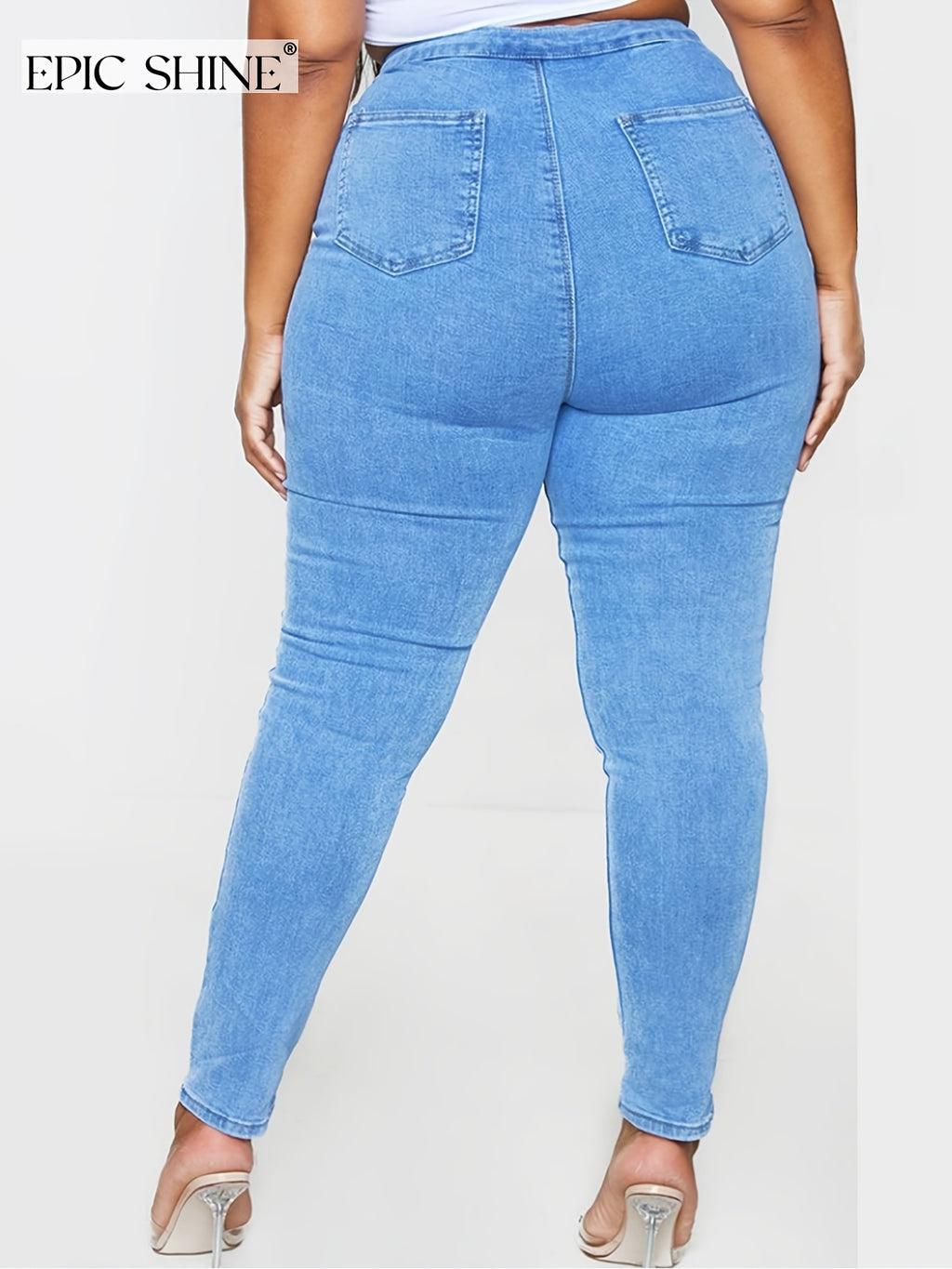 Jean grande taille, coupe ajustée, poches plaquées, tenue franche, porté de face