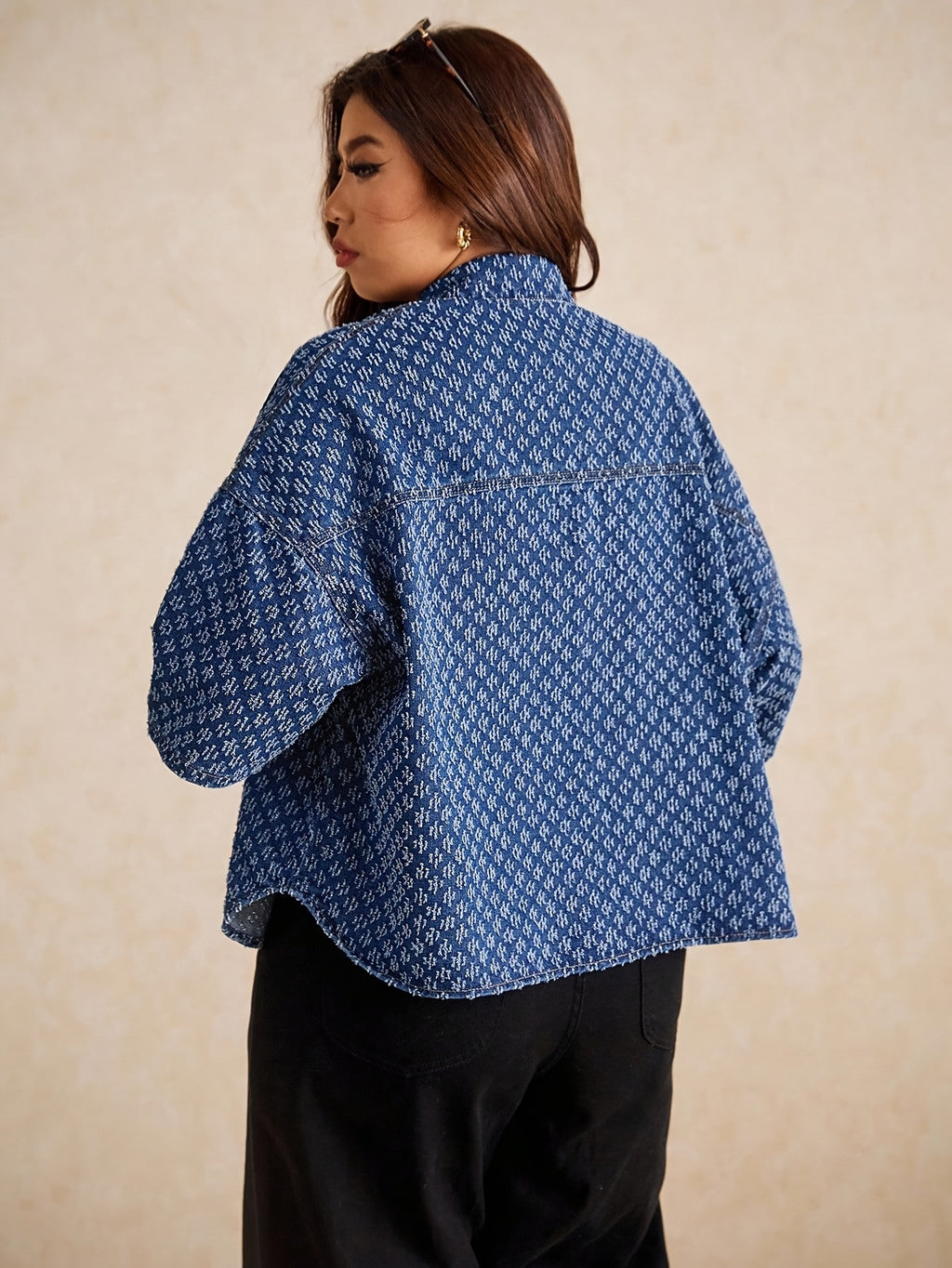 Veste grande taille, coupe ample, col à revers, tenue franche, tissu opaque