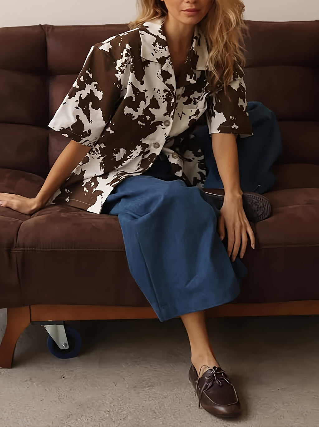 Chemise grande taille, coupe ample, manches courtes, porté de face