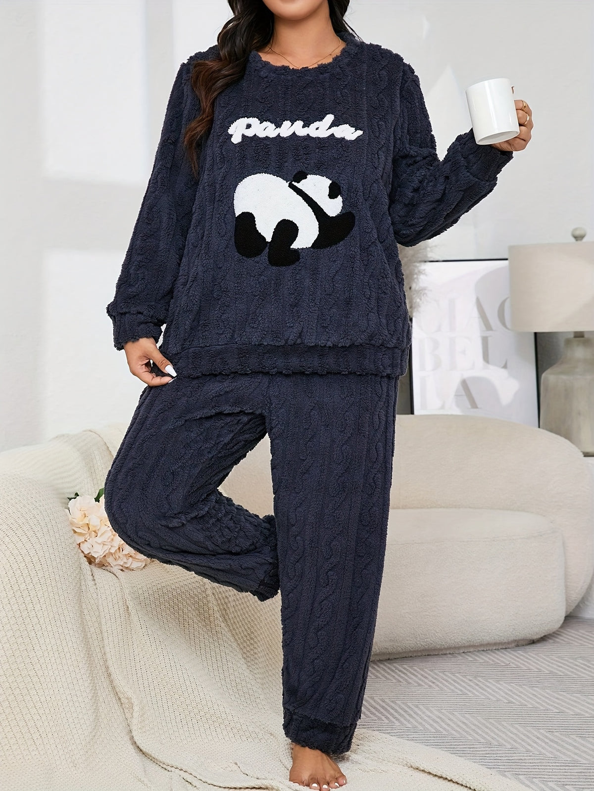 Pyjama grande taille à broderies, chaleur d'hiver, porté de face