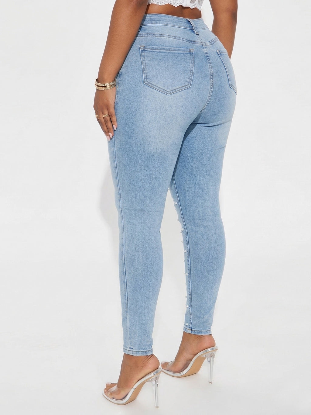 Jean grande taille, coupe ajustée, toucher naturel, détail du tissu