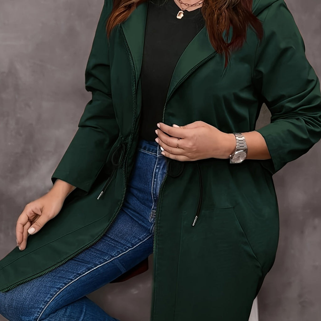 Manteau grande taille, capuche, ligne nette, porté de face