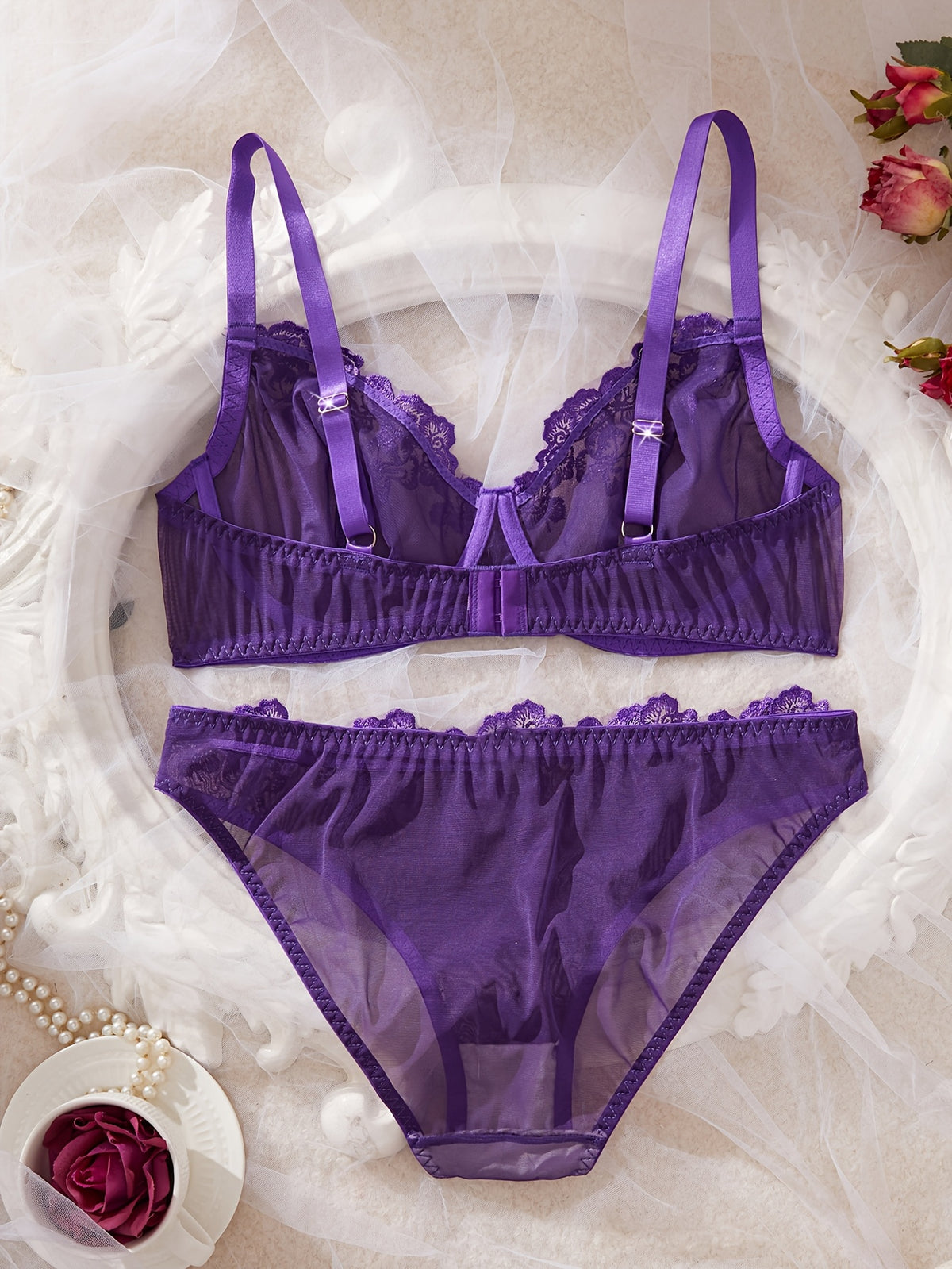 Ensemble grande taille à broderies, allure élégante, vue de profil
