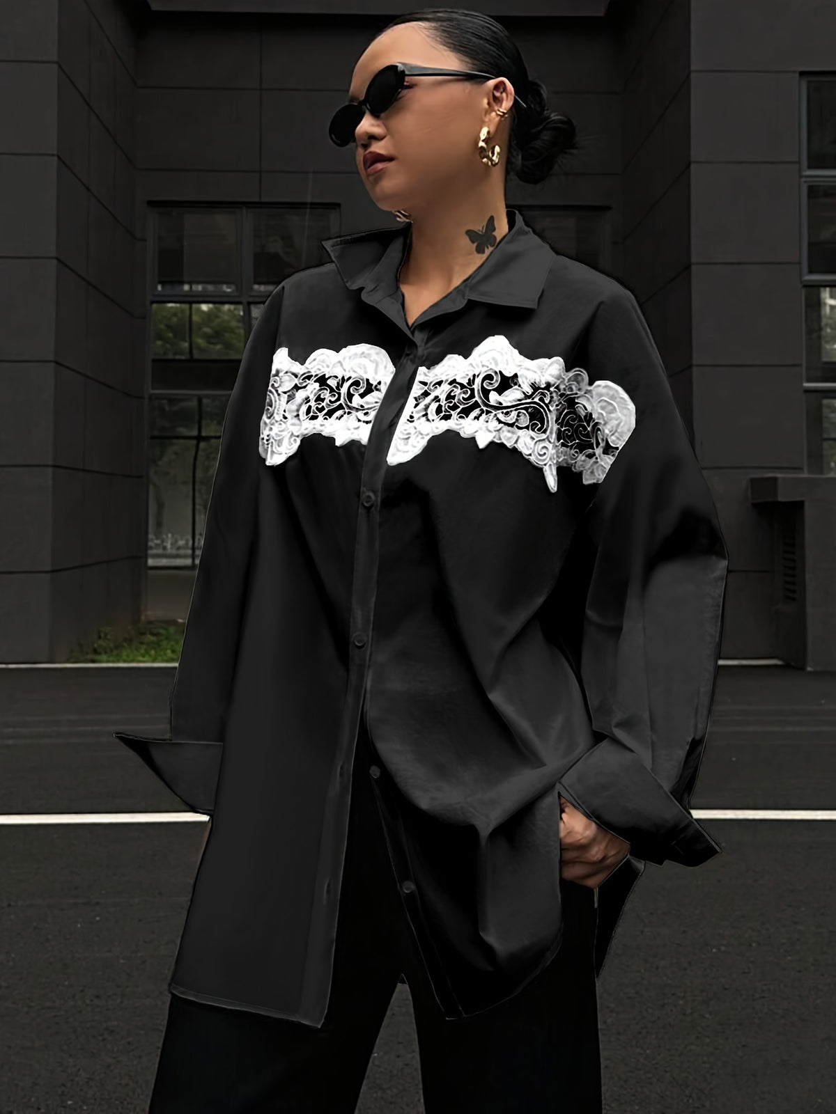 Chemise grande taille en dentelle, col, détail du tissu