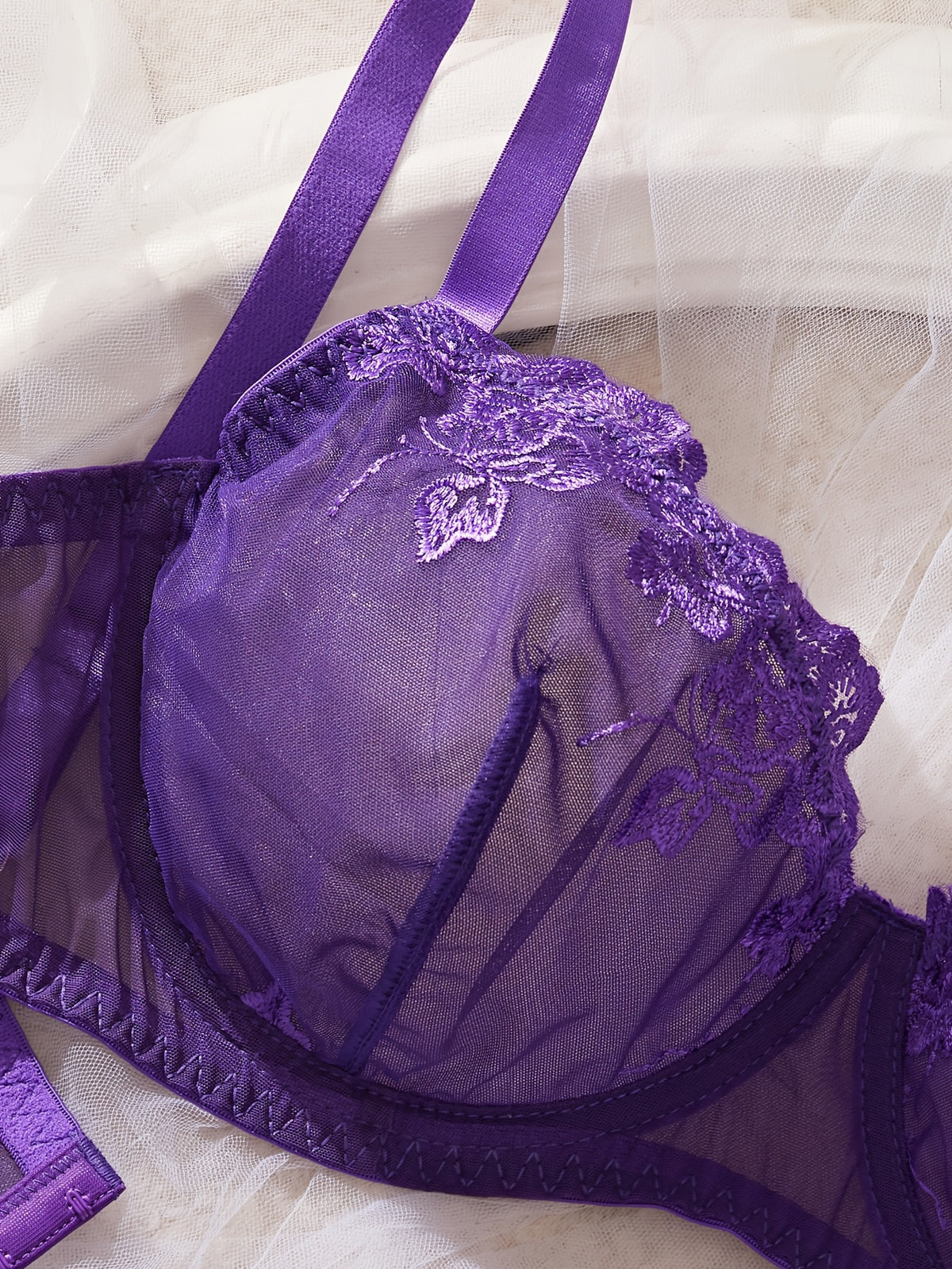 Ensemble grande taille à broderies, allure élégante, porté de face