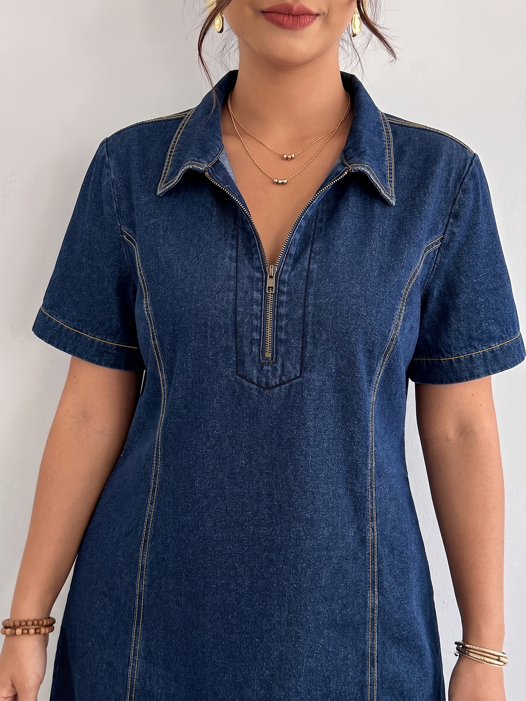Robe grande taille, coupe ample, manches longues, tenue franche, détail du tissu