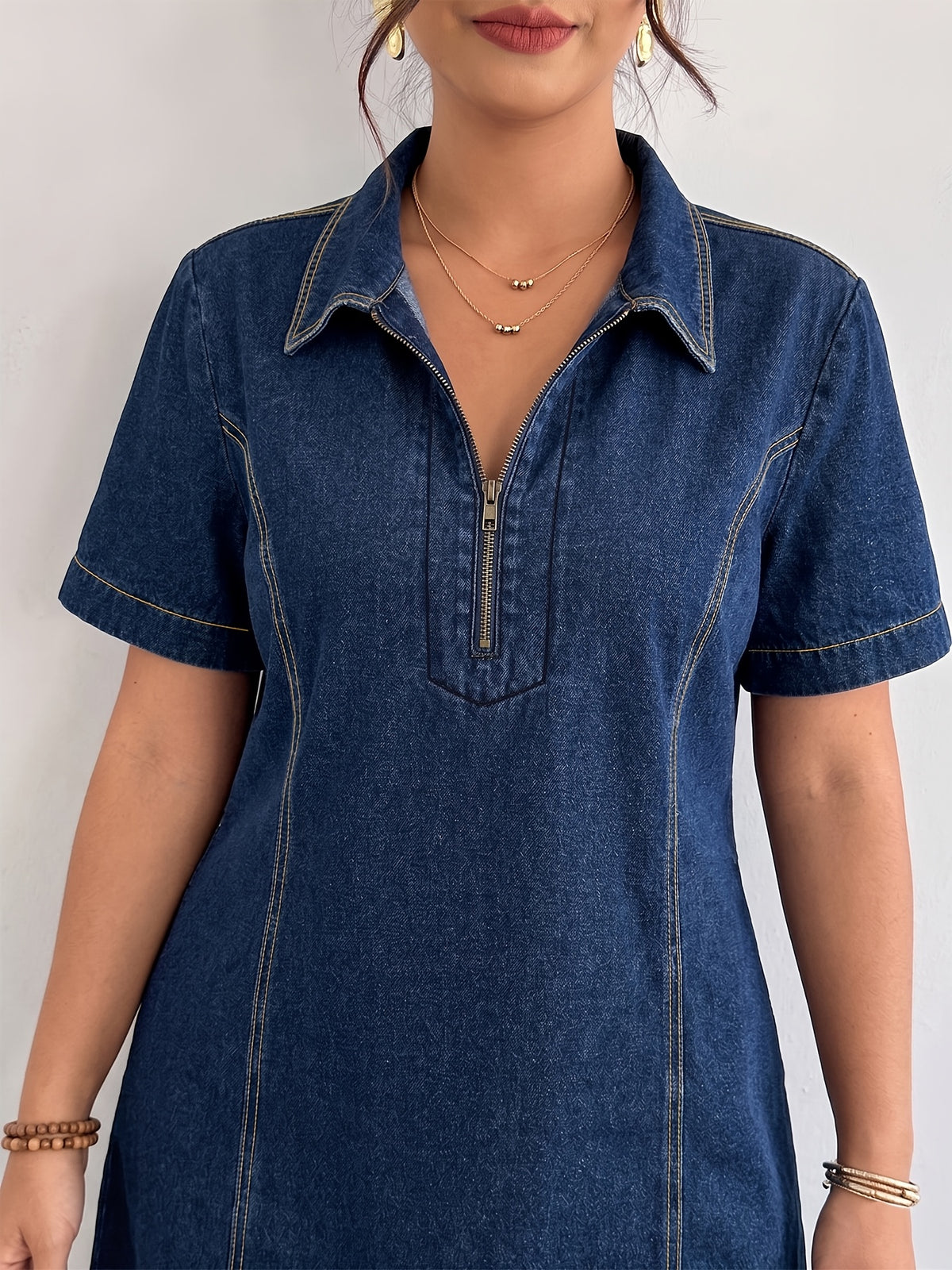 Robe grande taille, coupe ample, manches longues, tenue franche, détail du tissu