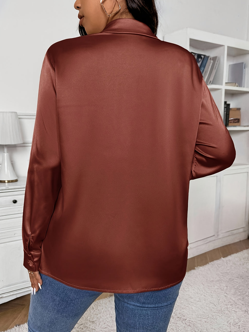 Chemise grande taille en satin, col V, tombé fluide, vu de dos