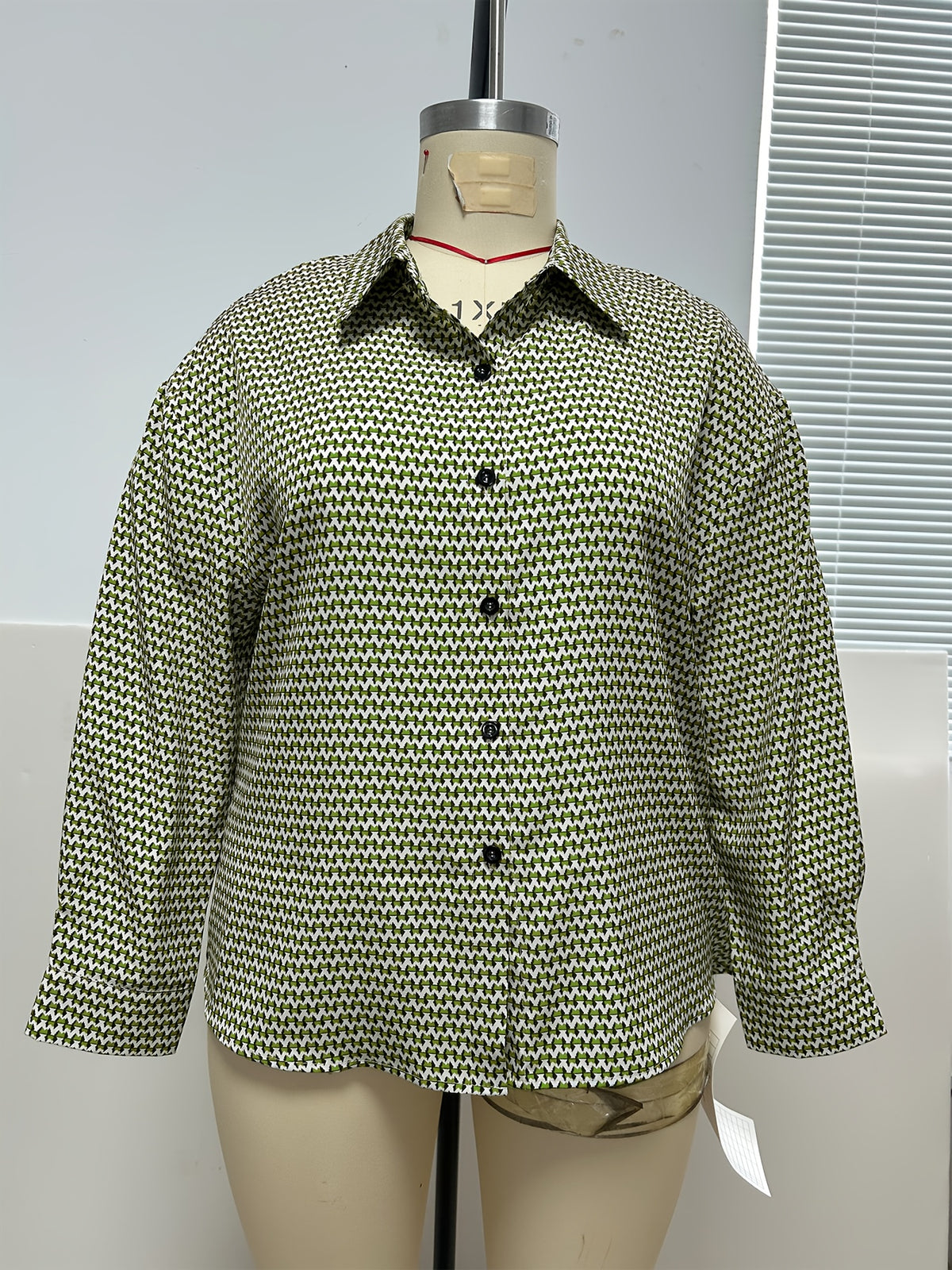 Chemise grande taille, boutonnage, ligne nette, porté de face