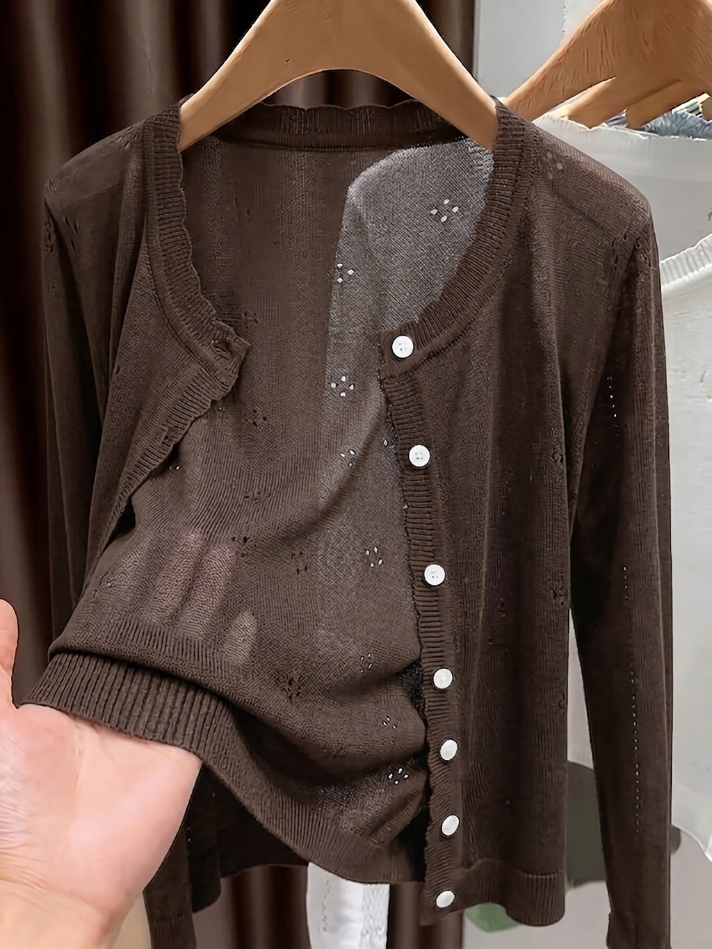 Cardigan grande taille en maille, coupe oversize, maille souple, détail du col