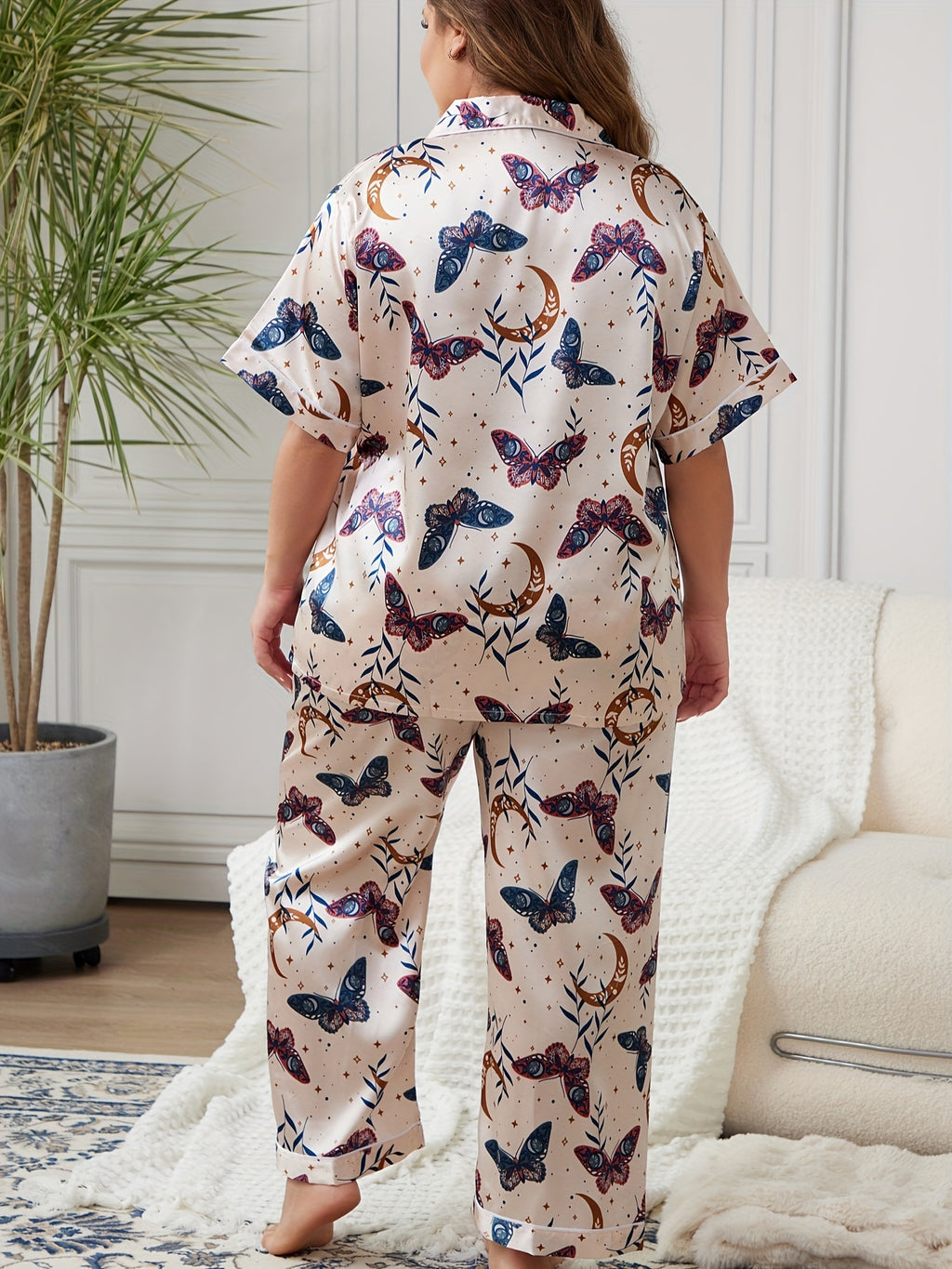 Pyjama grande taille en satin, boutonnage, manches courtes, tombé fluide, détail du tissu