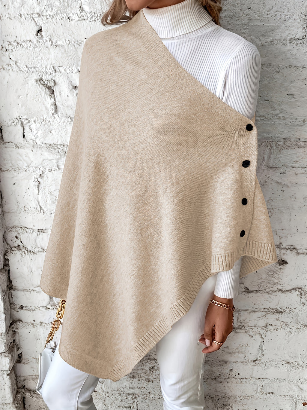 Pull grande taille, coupe oversize, épaules dénudées, gros plan
