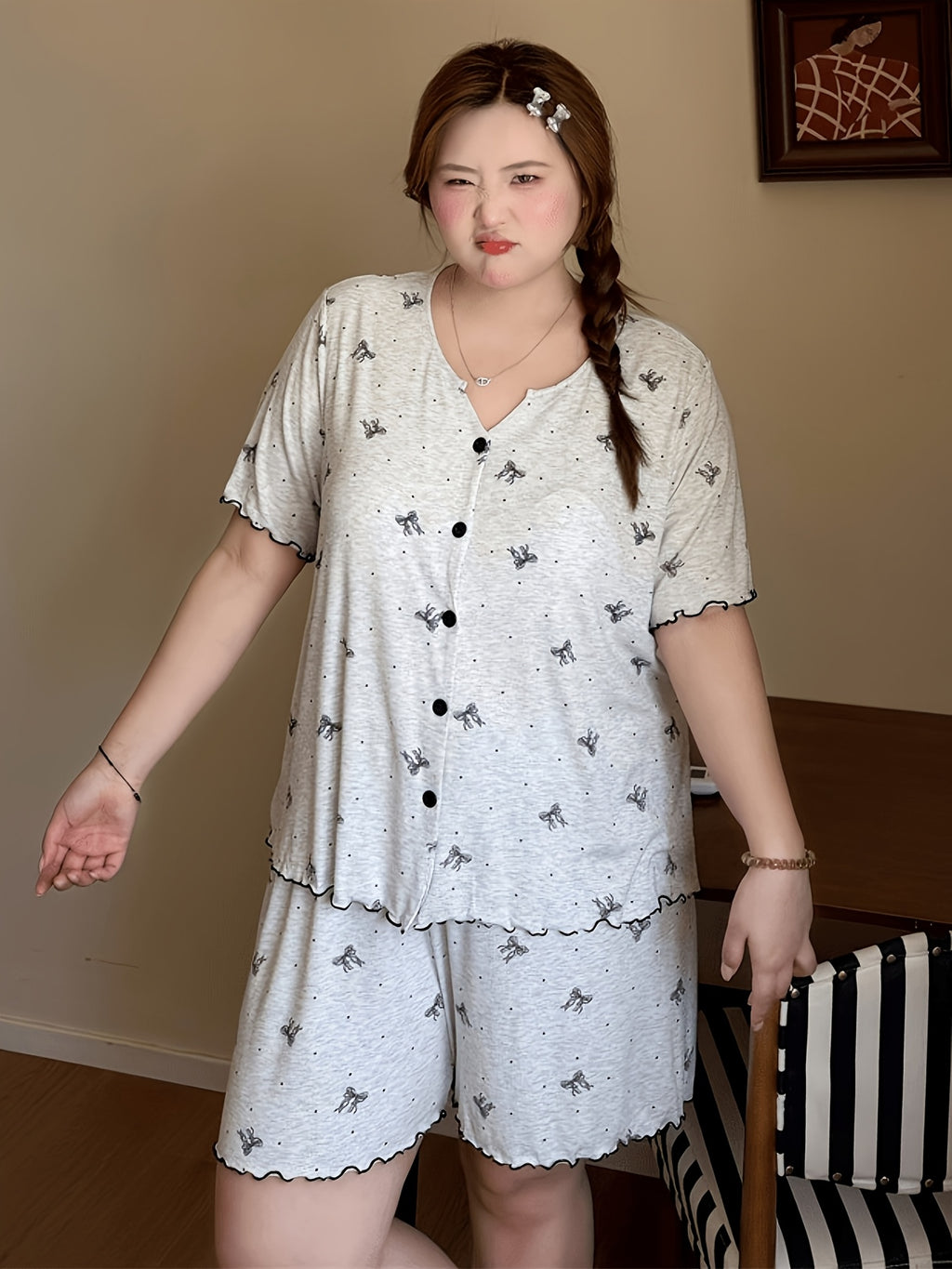 Pyjama grande taille, manches courtes, tombé fluide, tissu léger, vue de profil