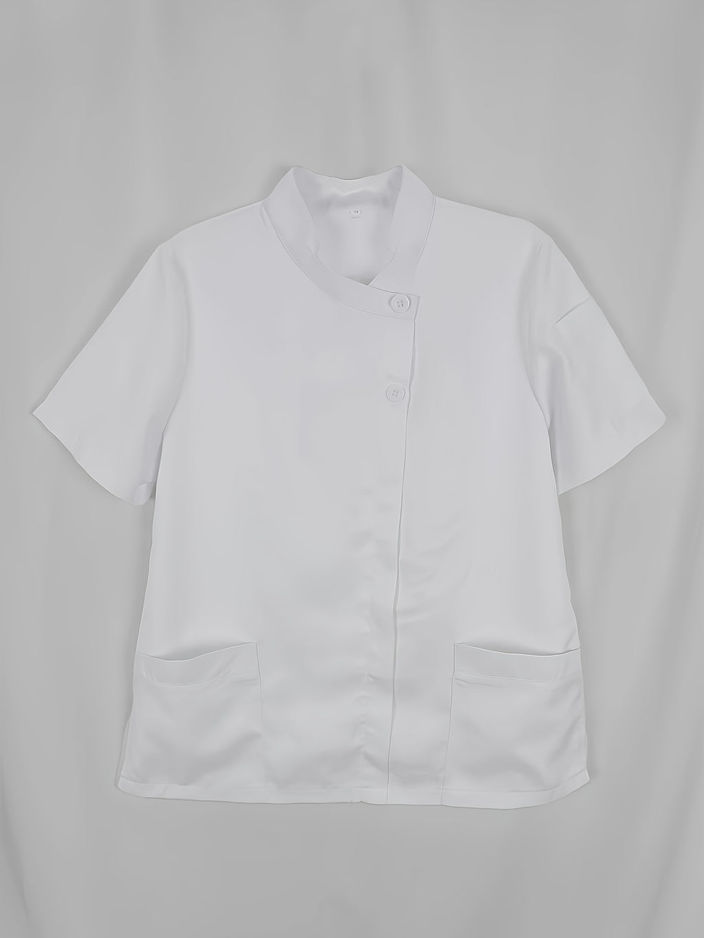 Chemise grande taille, col croisé, manches courtes, détail du tissu
