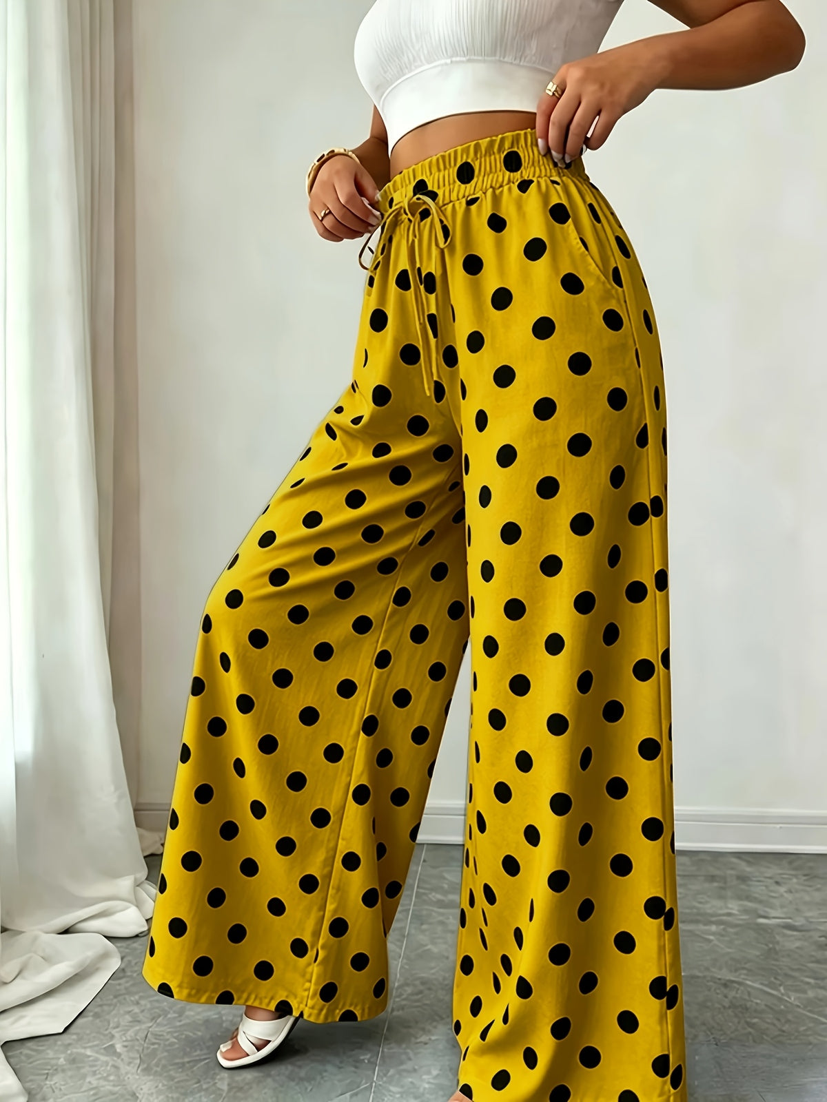 Pantalon grande taille à pois, coupe évasée, vu de dos