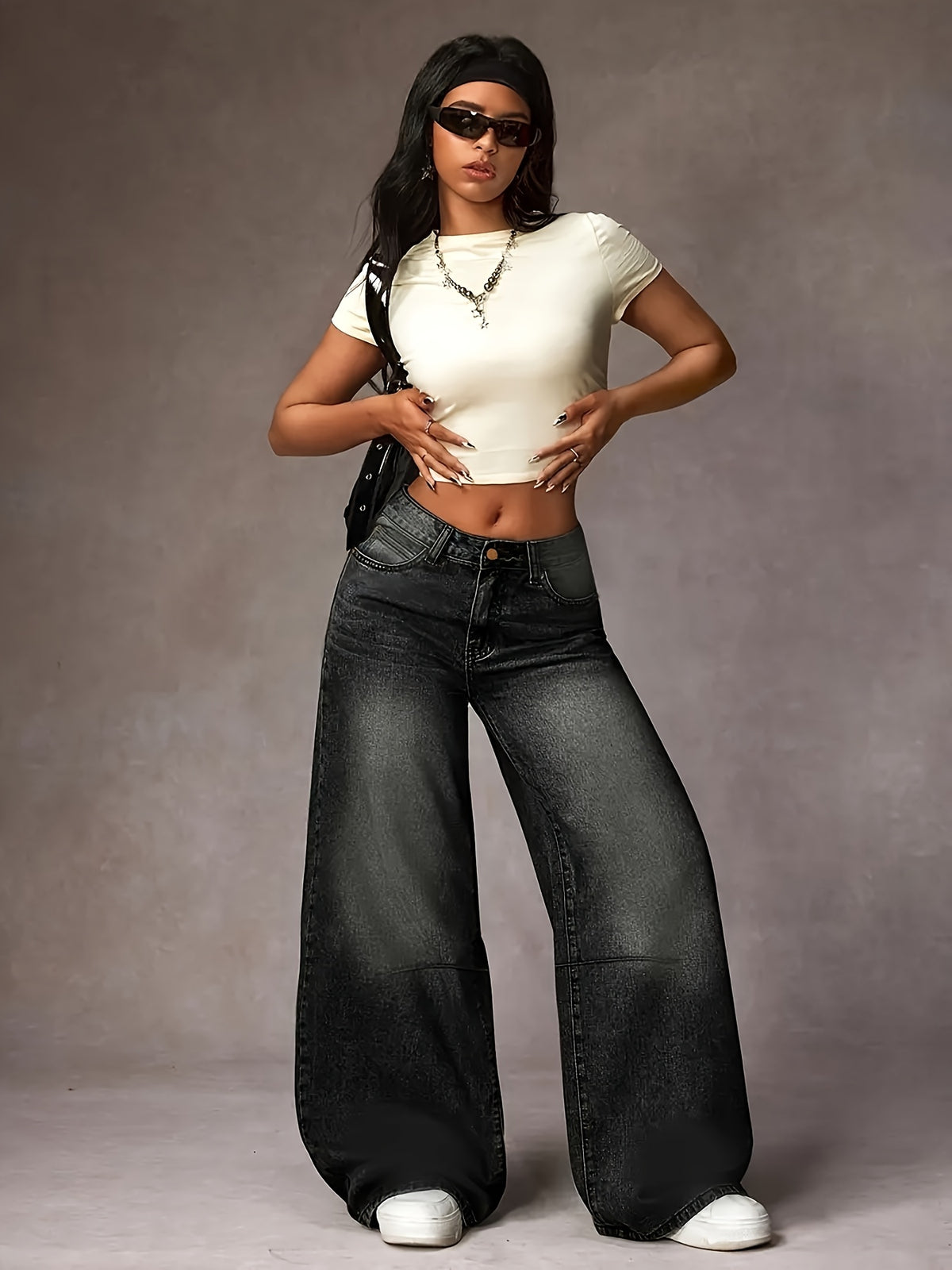 Pantalon grande taille, coupe droite, tenue franche, délavage, vu de dos