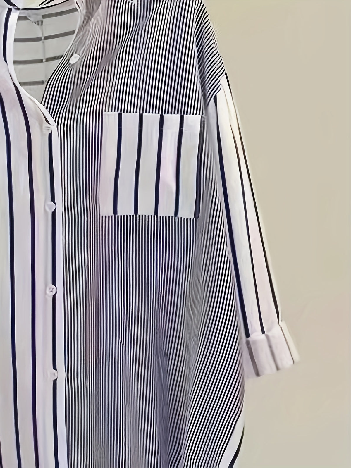 Chemise grande taille à rayures, manches longues, tombé fluide, détail du tissu