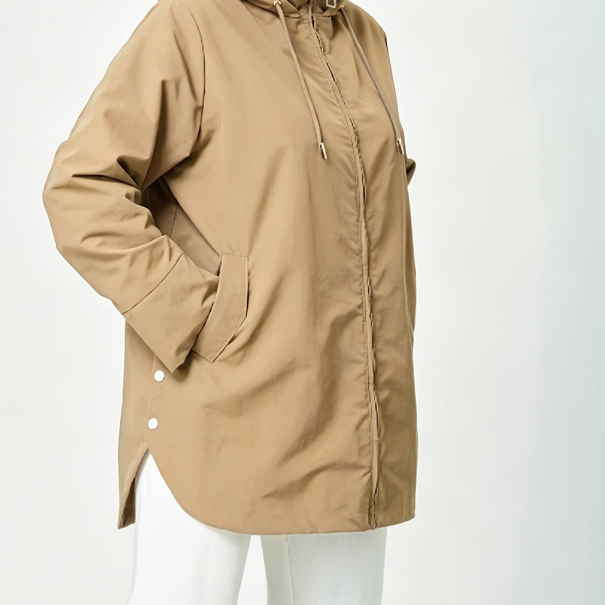 Manteau grande taille, fermeture zippée, capuche, esprit trench — composition : 100% Polyester