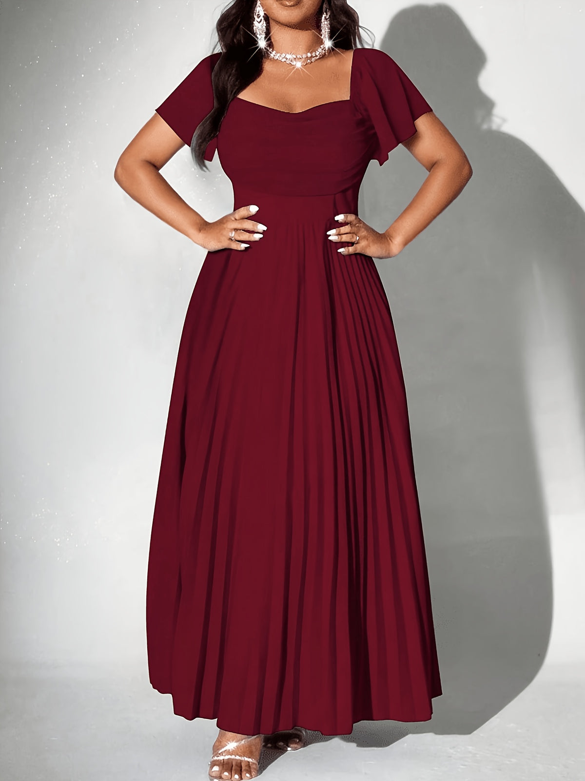 Robe d'invitée grande taille — Col carré et jupe plissée