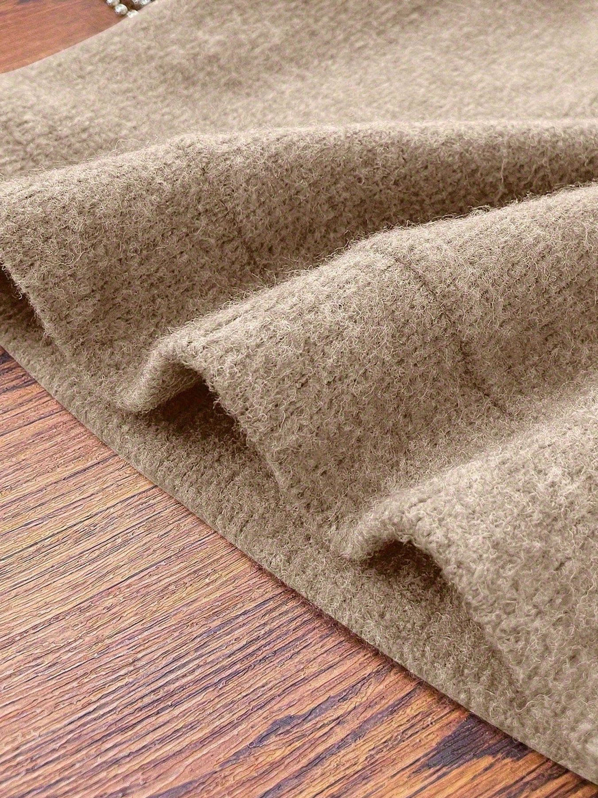 Top grande taille, col rond, chaleur d'hiver, allure élégante, détail du tissu