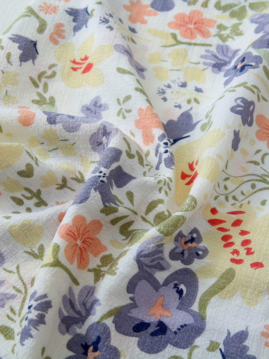 Chemise grande taille à imprimé fleuri, col à revers, boutonnage, détail du col