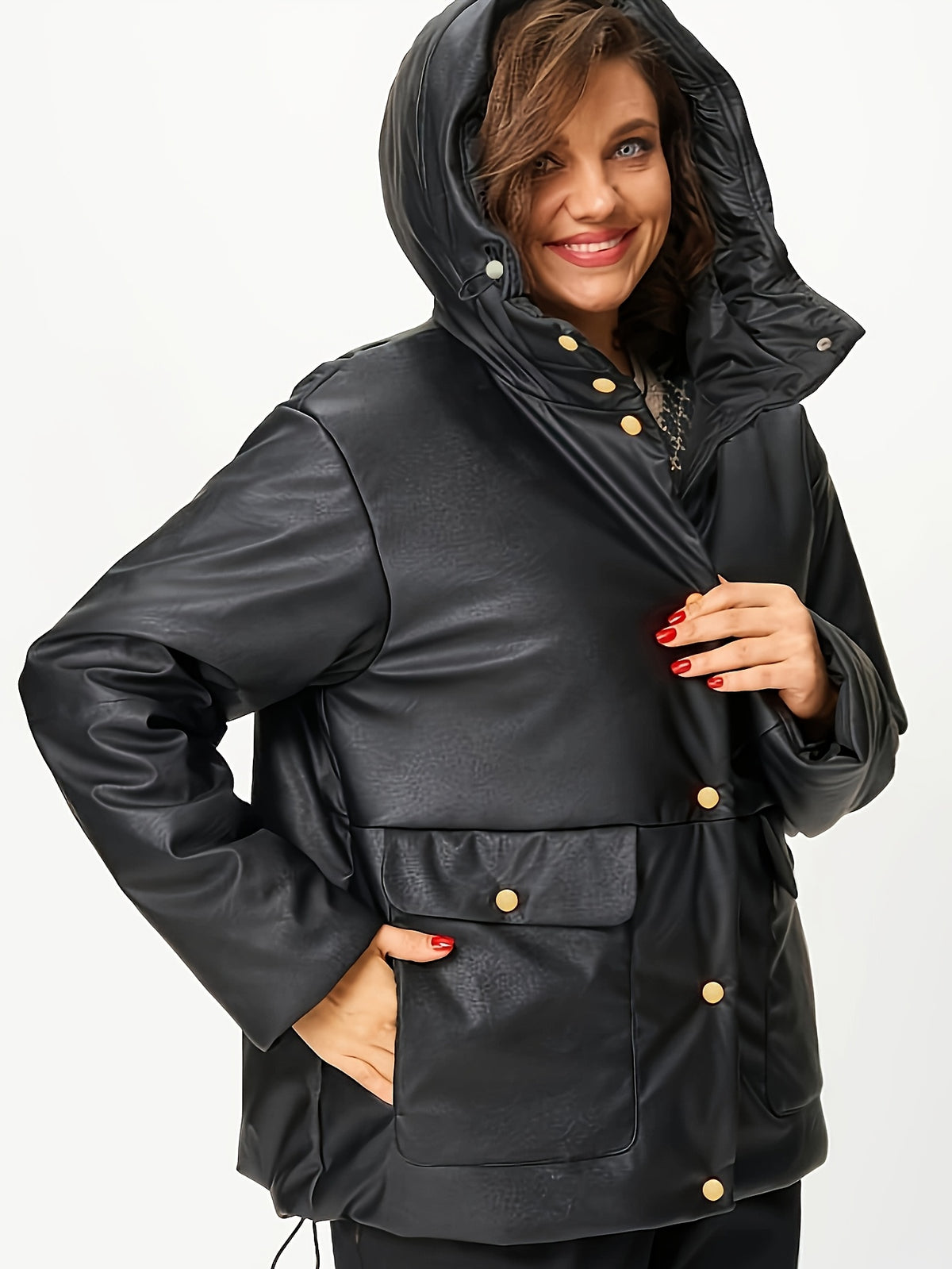 Robe grande taille en cuir synthétique, coupe ample, capuche, allure cuir, porté de face