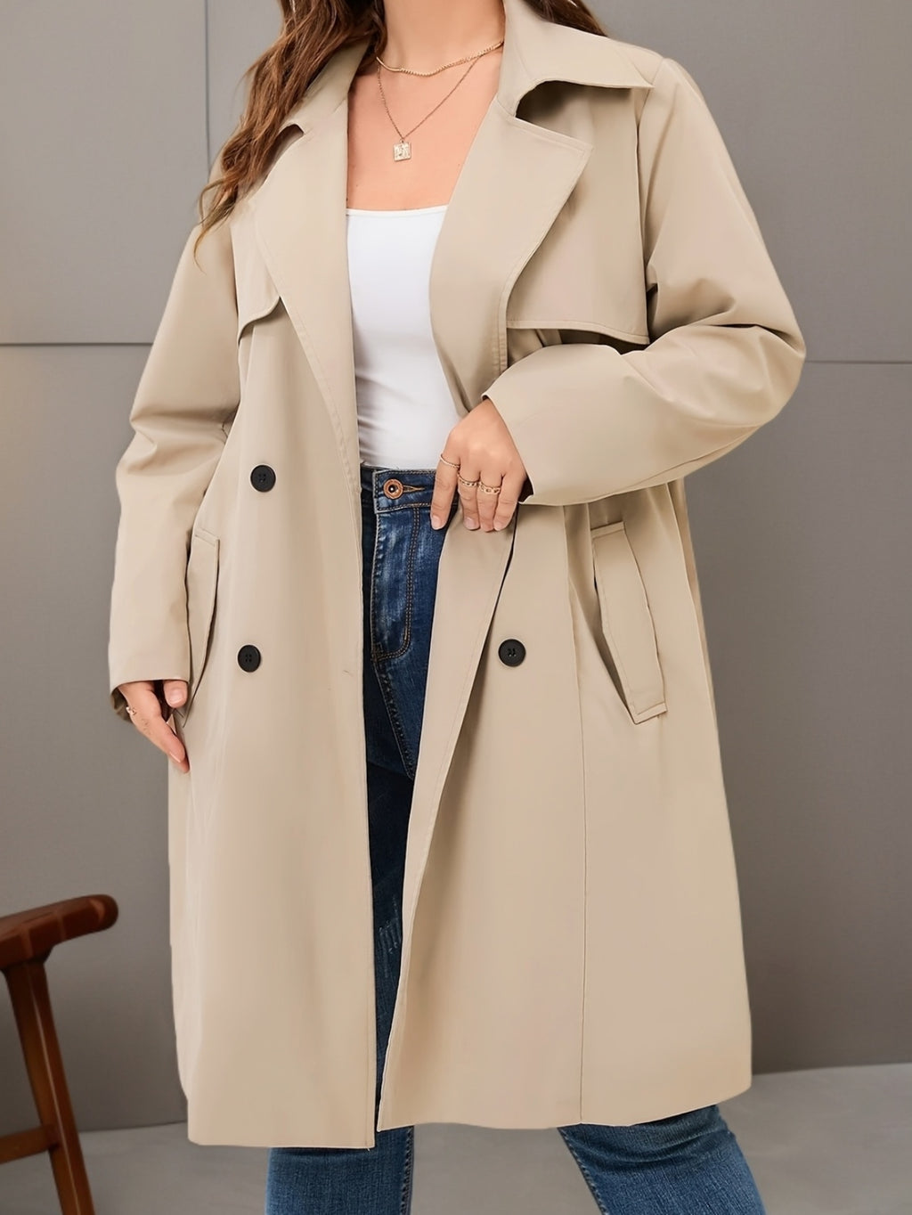 Trench grande taille, longueur midi, ceinture assortie, porté de face