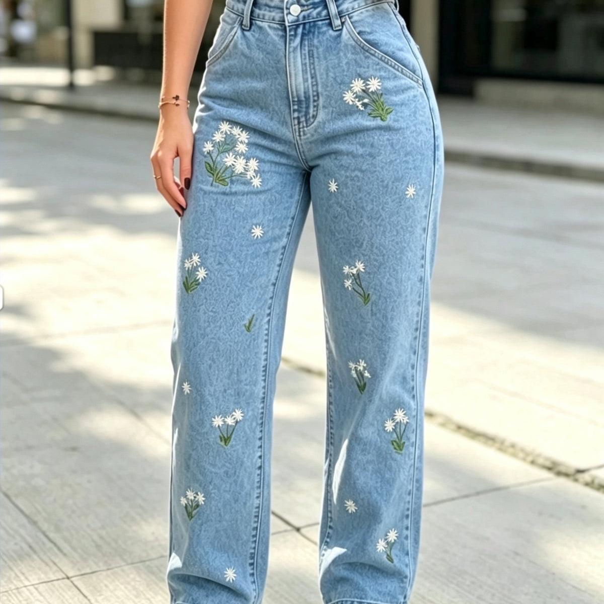 Jean grande taille à imprimé fleuri, coupe droite, broderie, tenue franche — matière : denim