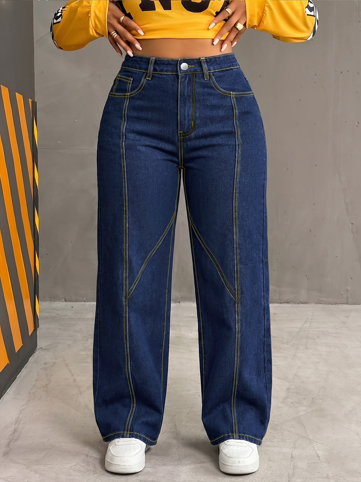 Jean grande taille, coupe droite, poches pratiques, tombé fluide, détail du tissu