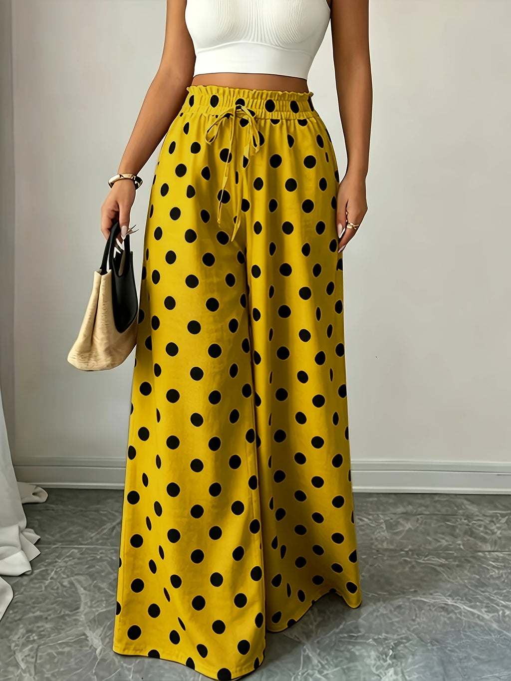 Pantalon grande taille à pois, coupe évasée, porté de face