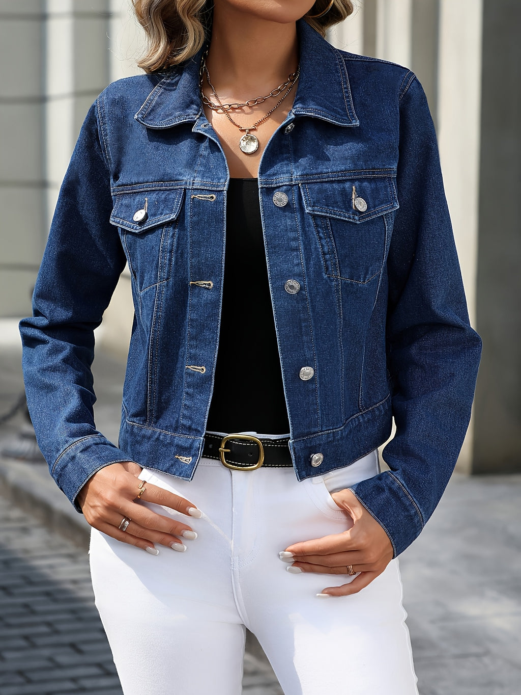 Veste grande taille, col à revers, boutonnage, manches longues, porté de face
