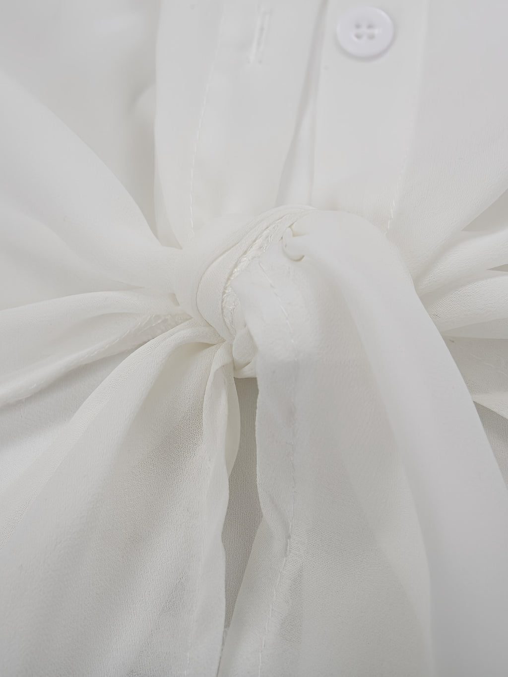 Blouse grande taille en soie, tombé fluide, gros plan