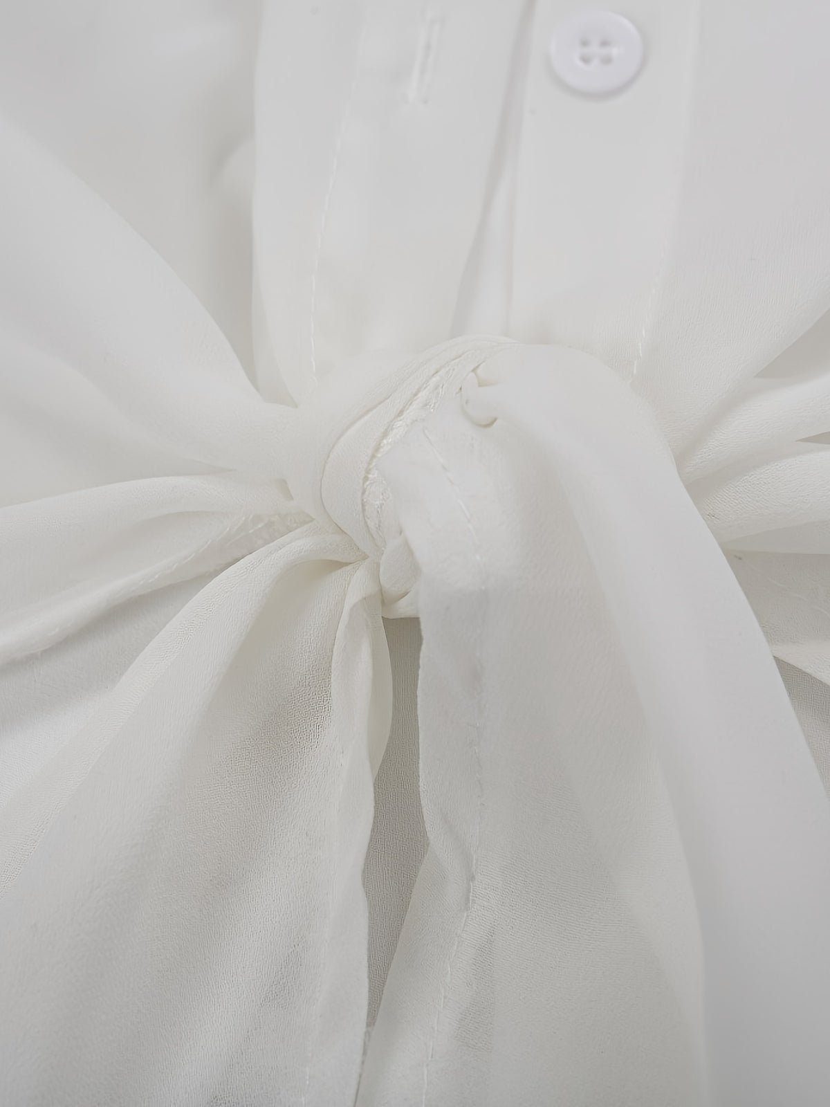 Blouse grande taille en soie, tombé fluide, gros plan