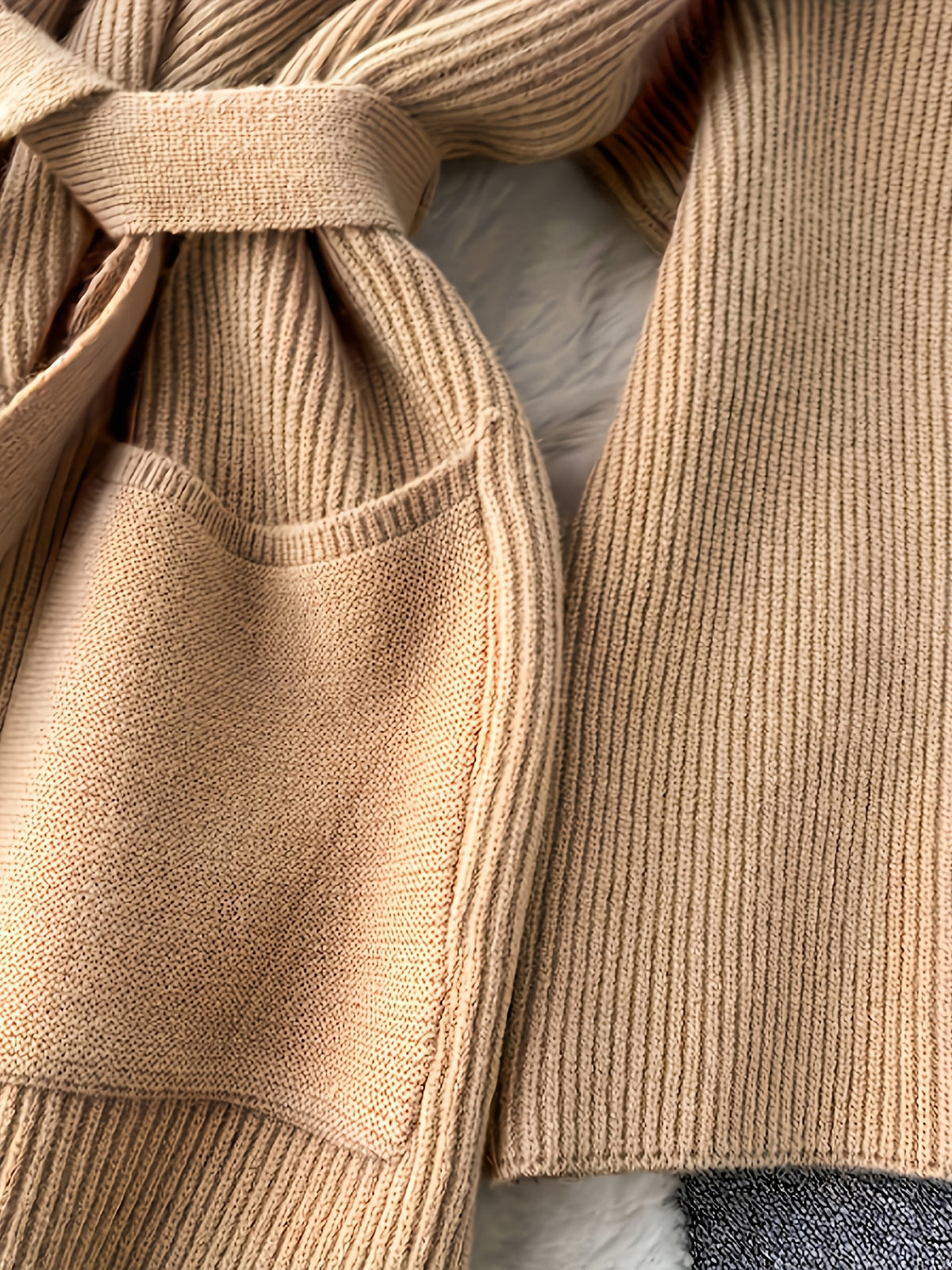 Manteau grande taille, coupe oversize, col à revers, poches pratiques, porté de face