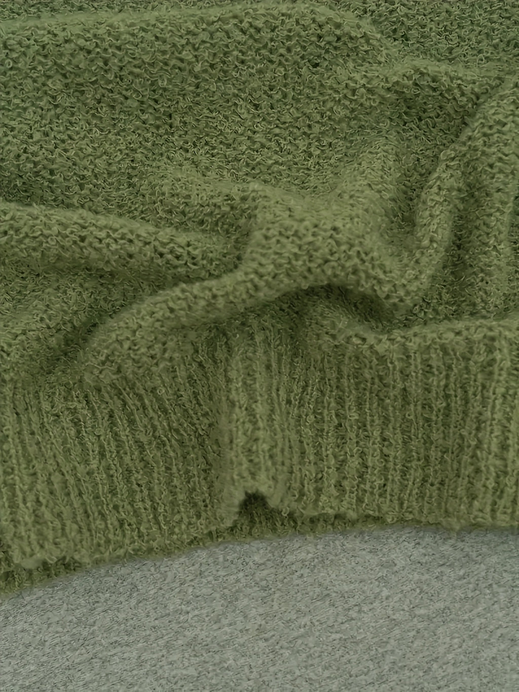 Manteau grande taille en maille, coupe oversize, col V, maille souple, détail du col
