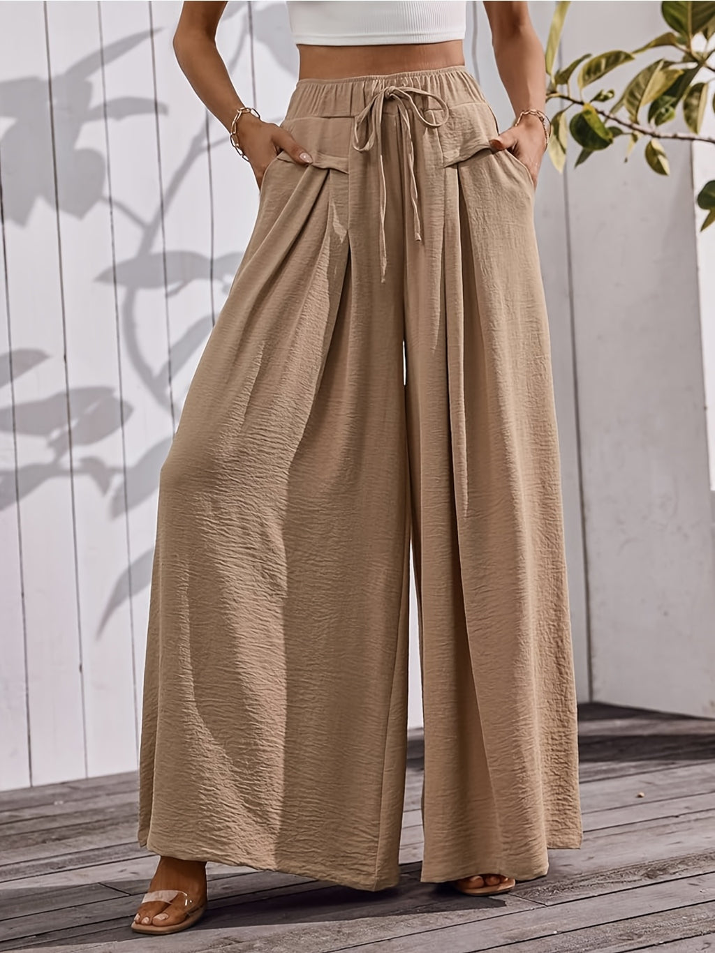 Pantalon grande taille, coupe évasée, cordon de serrage, porté de face