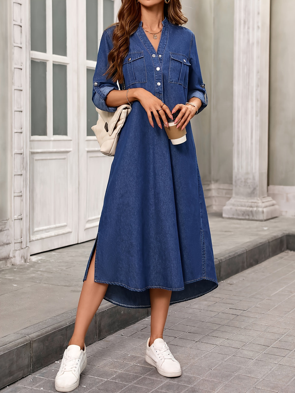 Robe grande taille, coupe ajustée, col V, tenue franche — composition : 85% Coton, 15% Polyester Image