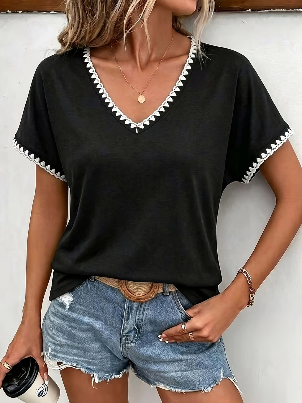 T-shirt grande taille en dentelle, col V, effet ajouré, vue de profil