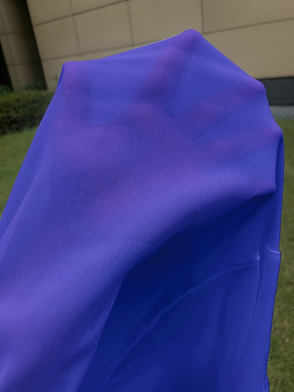Blouse grande taille en soie, tombé fluide, détail du col