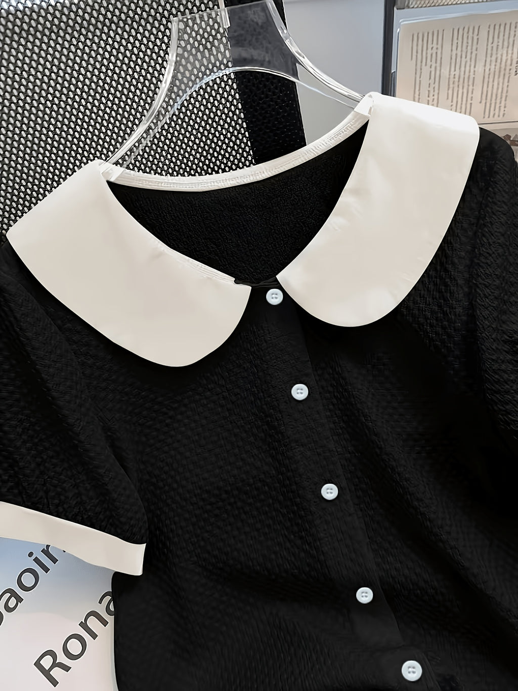 Chemise grande taille, boutonnage, manches courtes, allure élégante, mise en situation
